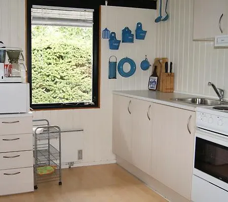 Three-bedroom Holiday In 17